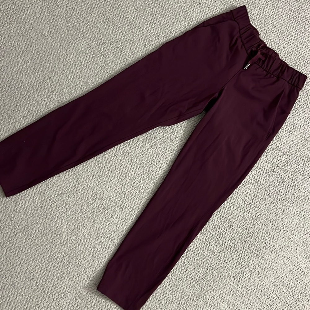 Lululemon on the fly 7/8 pants cassis size 4